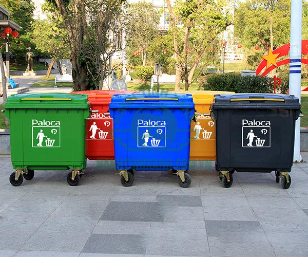 Nên sử dụng xe đẩy rác bằng tôn hay bằng xe đẩy rác bằng nhựa
