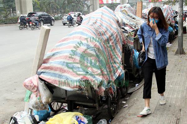 Tình trạng xe đẩy rác bị quá tải tại các thành phố lớn