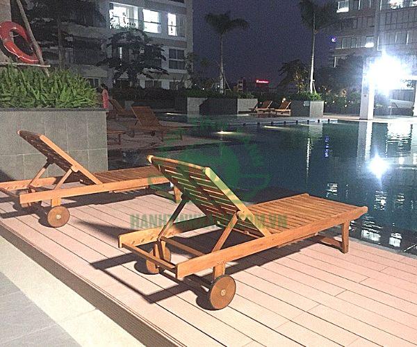 Ghế hồ bơi bằng gỗ phù hợp với không gian bể bơi gia đình kích thước nhỏ và vừa