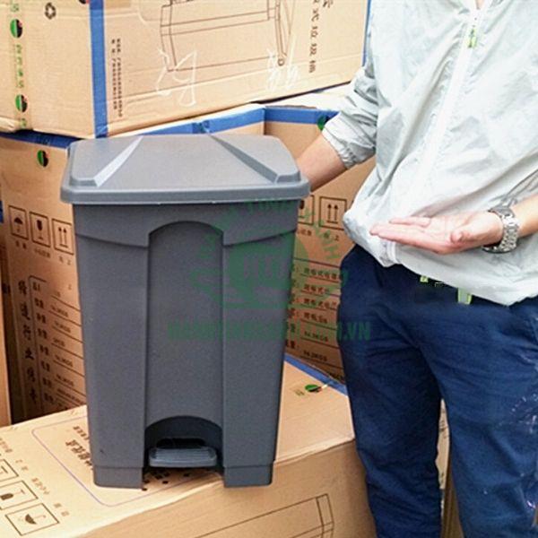 Đóng gói thùng rác 30l chuẩn bị giao cho khách hàng ở Bình Thuận