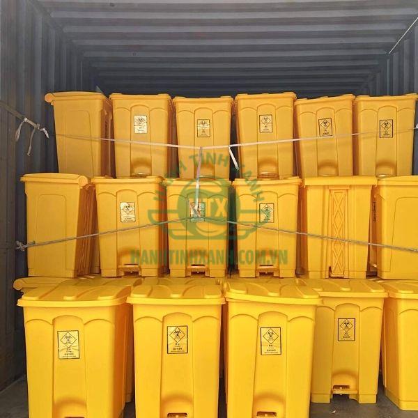 Lên xe vận chuyển thùng rác nhựa cho khách hàng ở Quảng Nam