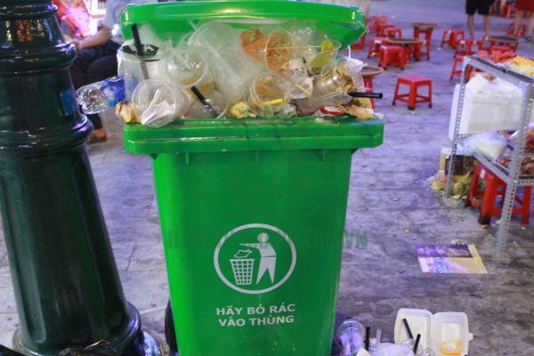 Để thùng rác quá tải gây ô nhiễm và mất mỹ quan cho không gian đặt