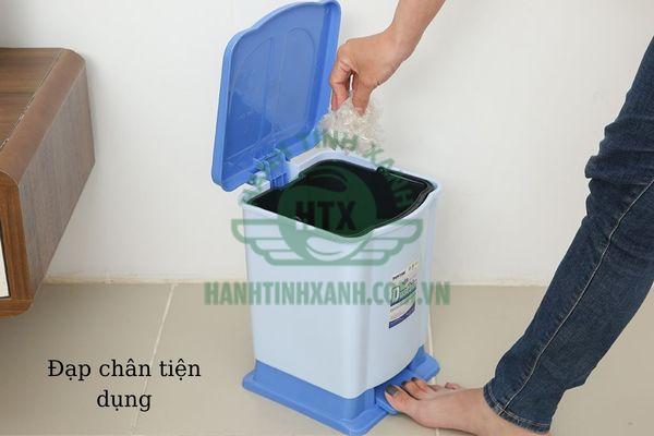 Thiết kế thùng đạp chân, dễ dàng bỏ rác vào thùng mà đảm bảo vệ sinh