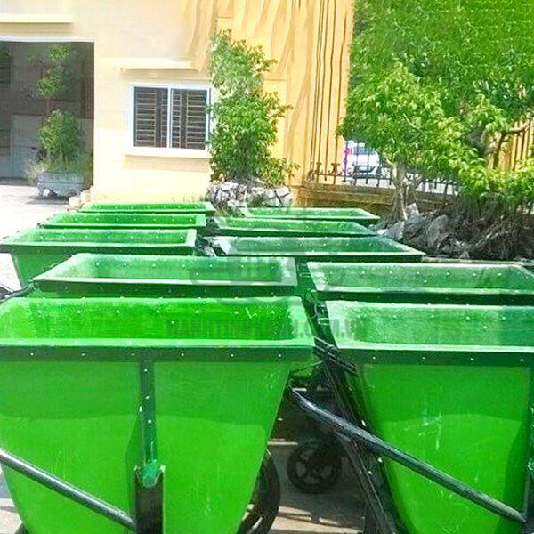 Bàn giao xe thu gom rác cho đại lý ở Ninh Thuận