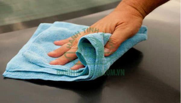 Phải dùng khăn sạch để lau lại