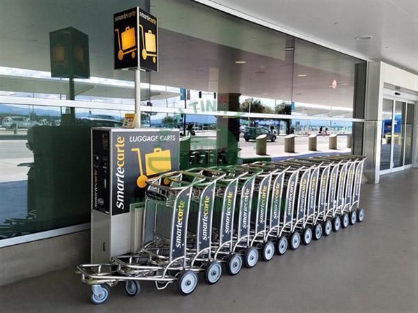 Khu vực để xe chở hành lý tại sân bay