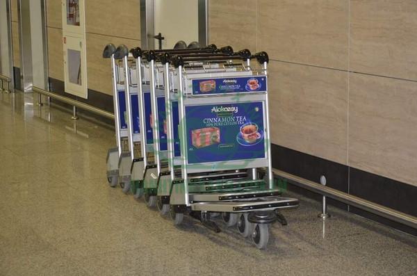 Hầu hết xe đẩy hành lý ở sân bay nào cũng chứa thông điệp quảng cáo