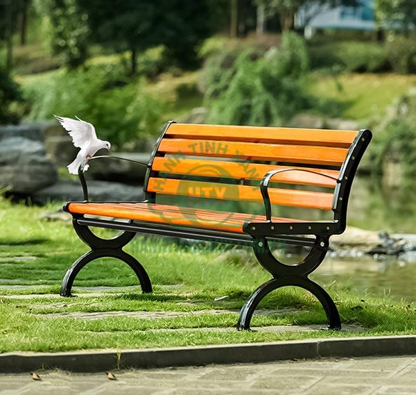 Nếu muốn sang trọng và đẹp, hãy mua ghế gỗ công viên