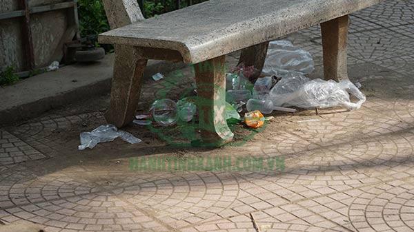 Lượng rác thải nằm ngay dưới ghế đá công viên