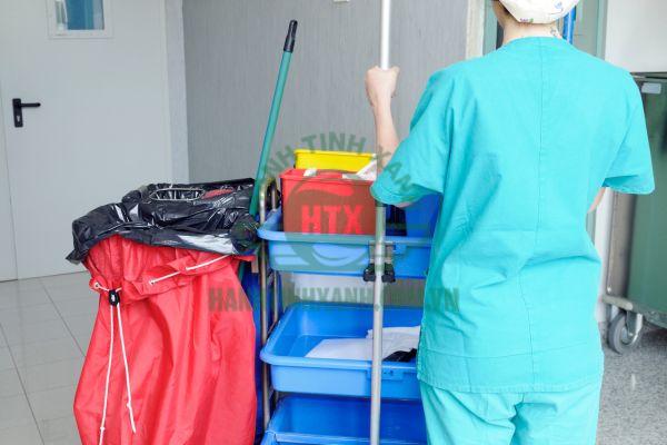 mua xe chở đồ vệ sinh bệnh viện phù hợp với việc dọn đồ bẩn và làm sạch không gian