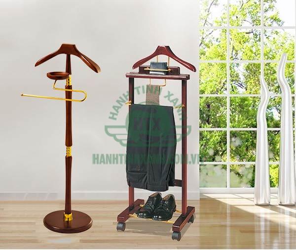 Hành Tinh Xanh luôn có sẵn giá treo quần áo vest bằng gỗ