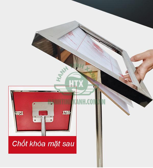 Tháo khung mặt bảng bằng các chốt phía sau