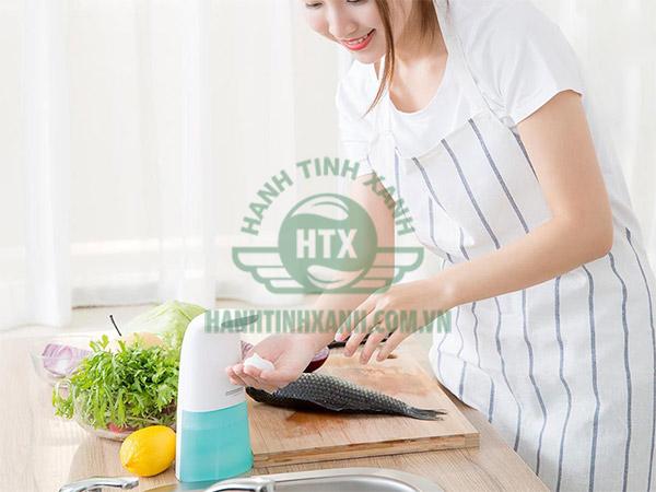 Đặt tay dưới vòi phun để cảm biến nhận diện tay