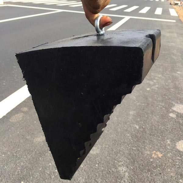 Cục chèn bánh xe có móc cầm tiện lợi