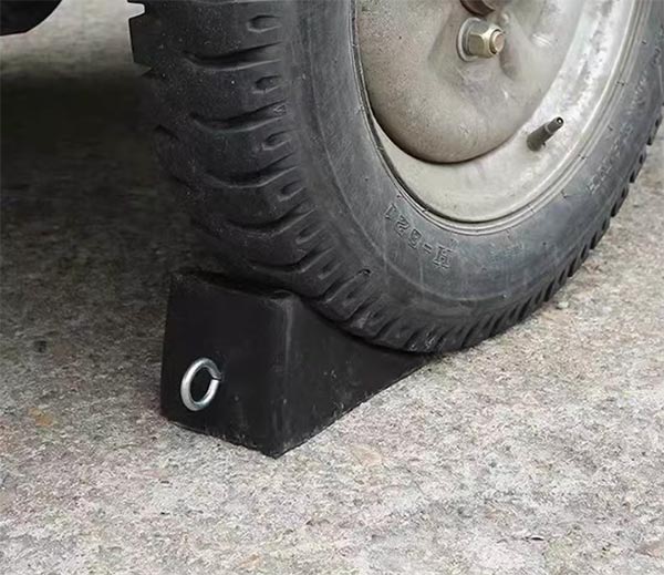 Mẫu cục chặn lùi sau xe chịu tải lớn