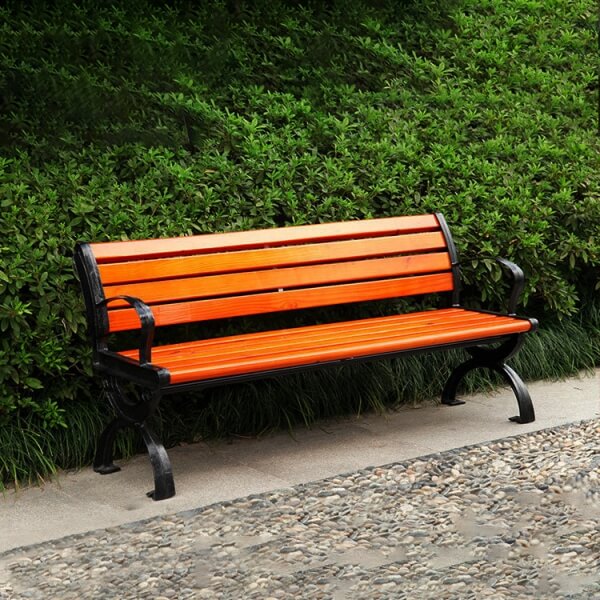 Mẫu ghế gang công viên 1.2m đặt tại sân vườn biệt thự