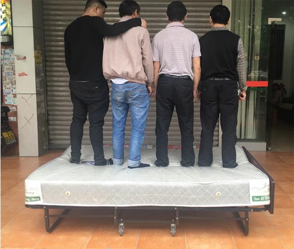 Giường chắc chắn, chịu được tải trọng lớn