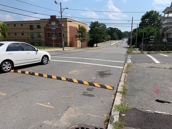 Gờ giảm tốc cao su được lắp đặt phổ biến trên các tuyến đường