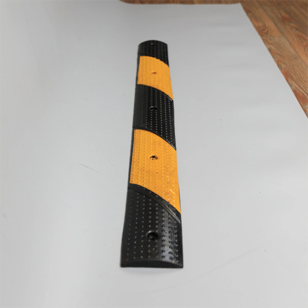 Hình ảnh gờ giảm tốc xe máy bằng cao su chụp tại kho