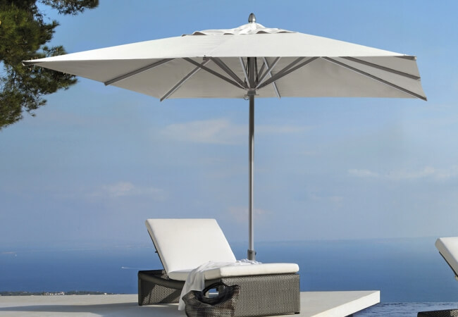 Dù ngoài trời chính tâm vuông được sử dụng rộng rãi tại các khu nghỉ dưỡng