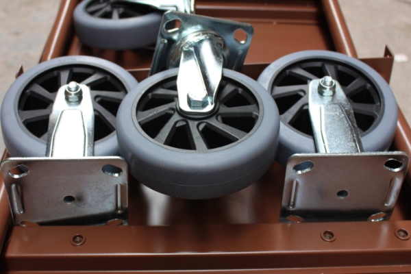 Cặp bánh xe linh hoạt của xe dọn phòng khách sạn giúp di chuyển thuận lợi