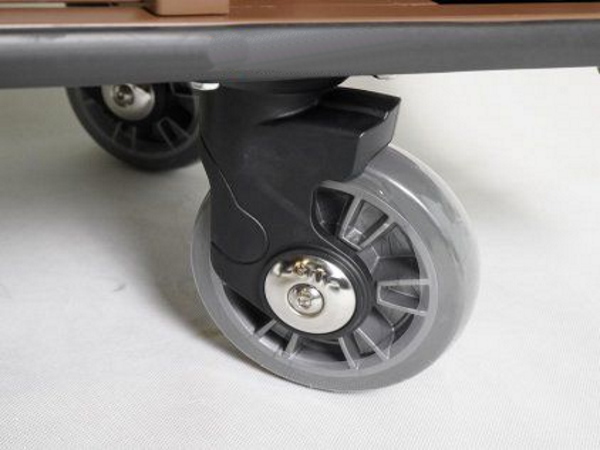 Bánh xe làm bằng nhựa đúc chắc chắn, thiết kế di chuyển linh hoạt