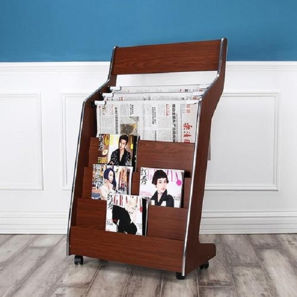 Kệ sách báo bằng gỗ mang đến điểm nhấn thẩm mỹ cho khách sạn