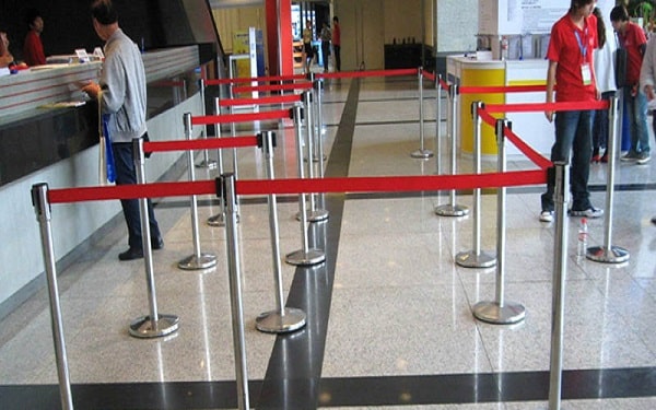 Cột chắn inox kéo cho sân bay