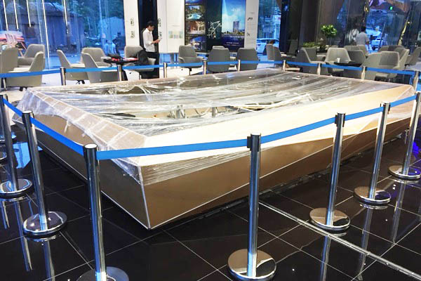 Mua cột chắn dây căng để bảo vệ đồ vật trưng bày