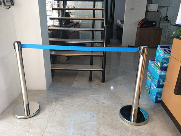 Hình ảnh thực tế cột chắn dây căng màu xanh