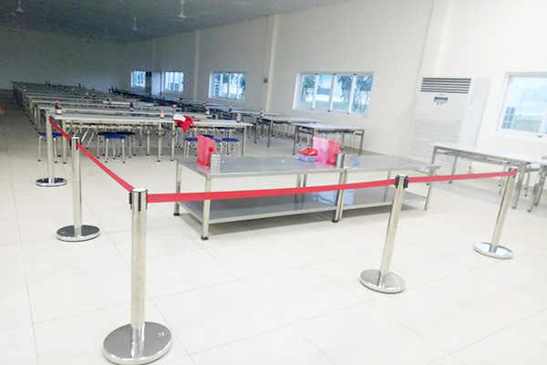Hình ảnh thực tế cột chắn tại nhà ăn