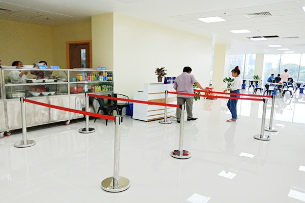 Hình ảnh thật cột chắn inox dây kéo cho quầy thu ngân