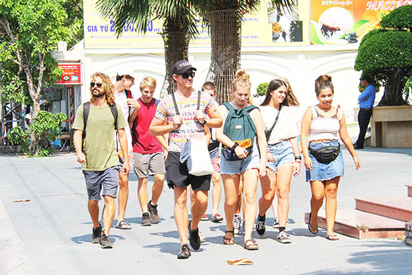 luong khach du lich den voi khanh hoa