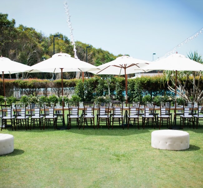 Ô dù tròn sử dụng cho sự kiện đám cưới ngoài trời thanh lịch, hiện đại