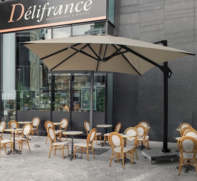 Mẫu dù vuông lệch tâm loại lớn sử dụng phổ biến tại các quán cafe