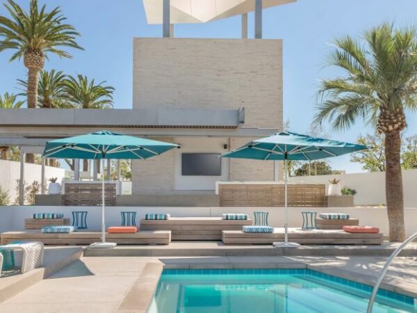 Dù chính tâm vuông trang trí hồ bơi độc đáo