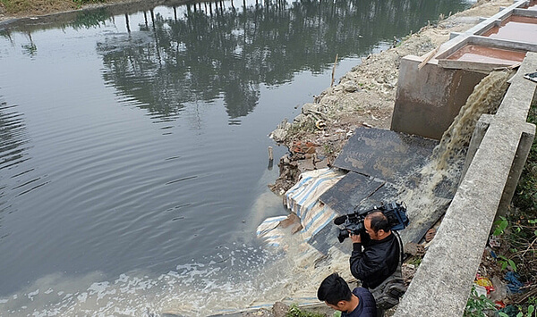doanh nghiep xa nuoc thai chua qua xu ly ra moi truong