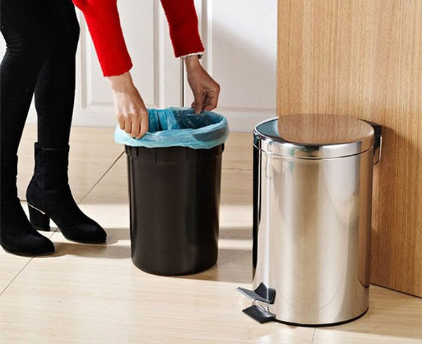 lot tui vao thung rac