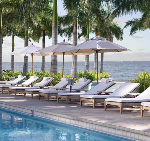 Mẫu ô dù được sử dụng nhiều tại hồ bơi, quán cafe, resort cao cấp,...