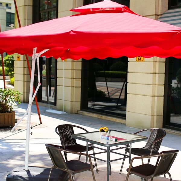 Dù vuông lệch tâm đặt tại các quán cafe