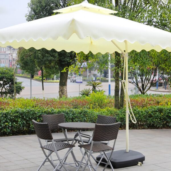 Dù vuông lệch tâm đặt tại biệt thự sân vườn