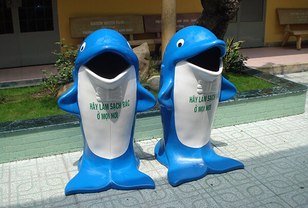 thung rac hinh thu ngo nghinh trong truong hoc