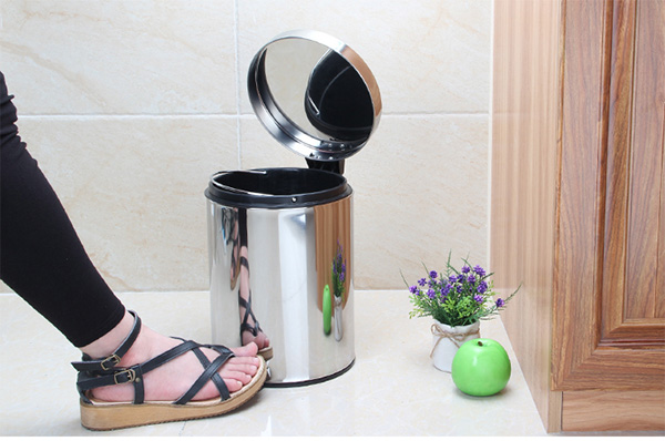 Điểm giống và khác nhau giữa thùng rác inox nắp lật và đạp chân