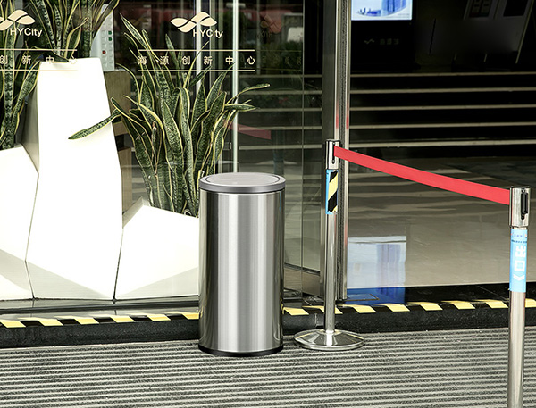 Lý do TTTM thường sử dụng thùng rác inox là gì?