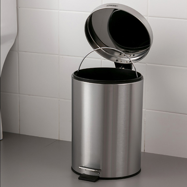 Phòng tắm nên dùng thùng rác inox đạp chân