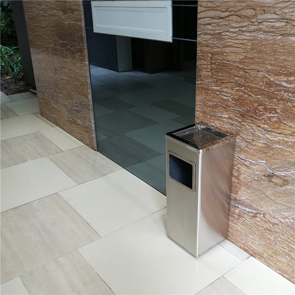 Sử dụng thùng rác inox gạt tàn để hạn chế gạt tàn thuốc bừa bãi