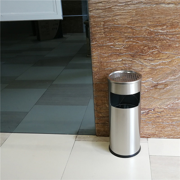 Sử dụng thùng rác inox gạt tàn để hạn chế gạt tàn thuốc bừa bãi