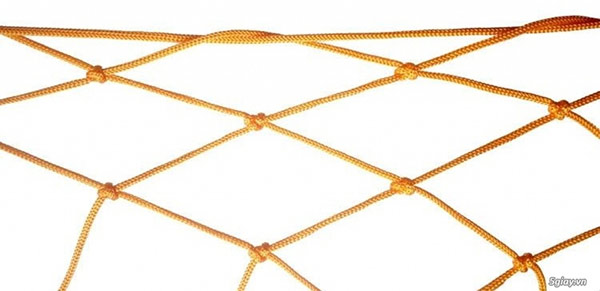 Mắt xích lưới vừa phải, không quá thưa để tránh rơi đồ