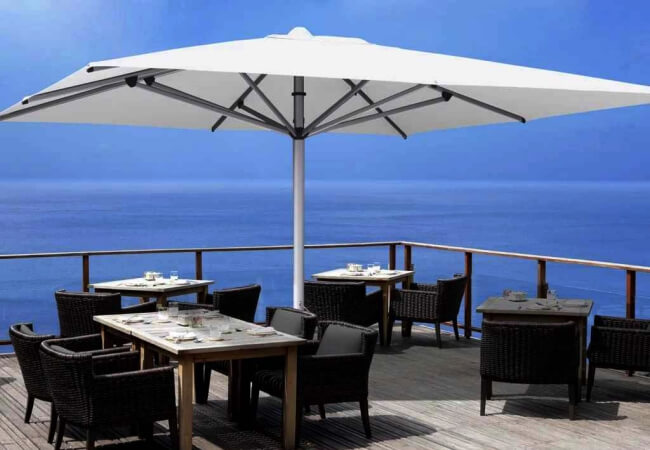 Ứng dụng của ô đứng tâm vuông tại không gian ngoài trời của nhà hàng