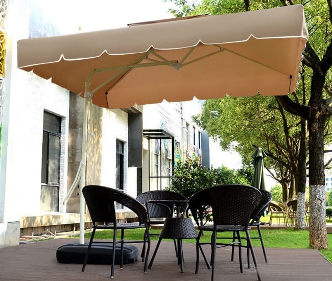 Mẫu ô che nắng lệch tâm được ưa chuộng tại quán cafe